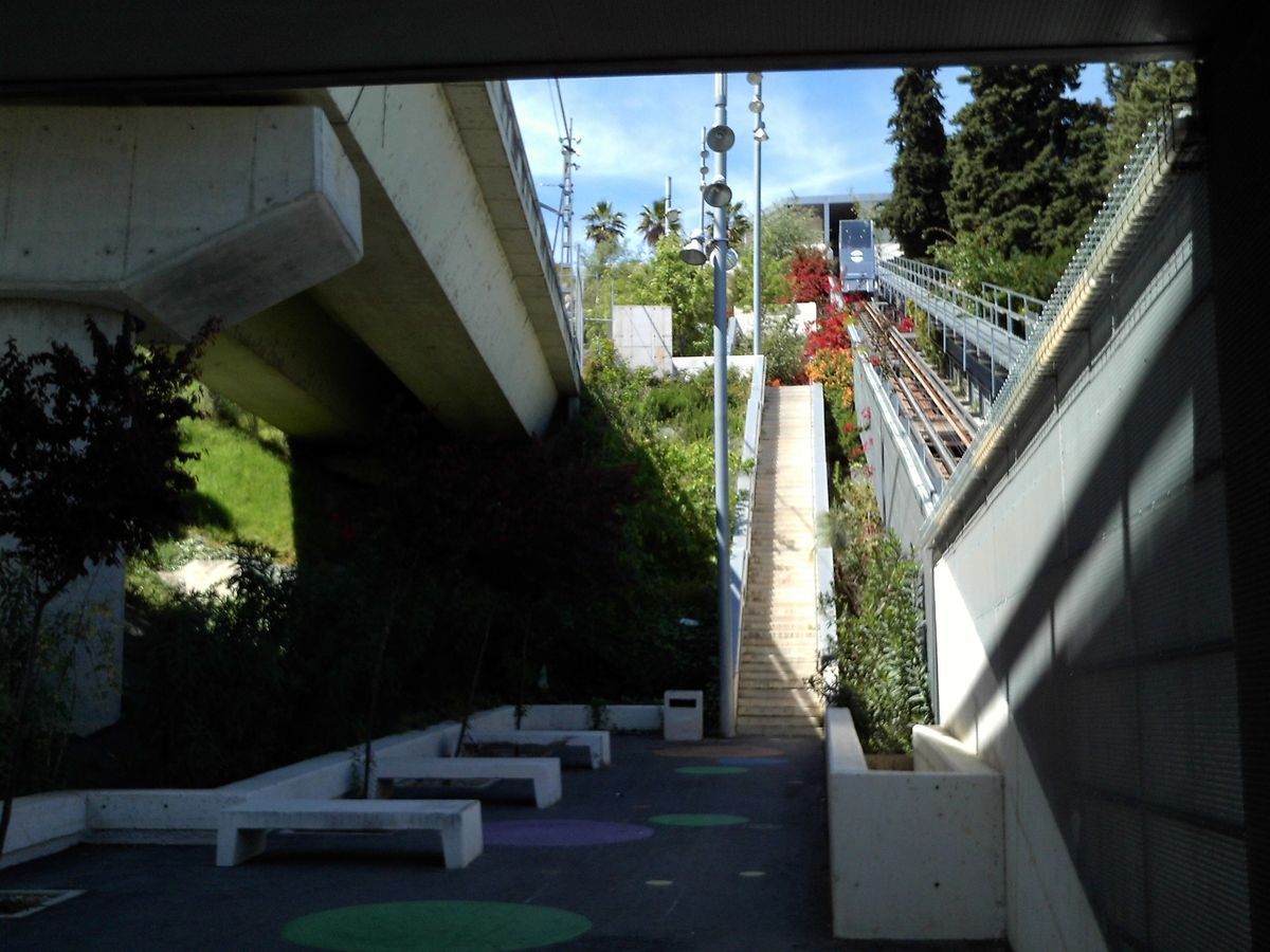File:Ascensor de San Juan de Aznalfarache.JPG