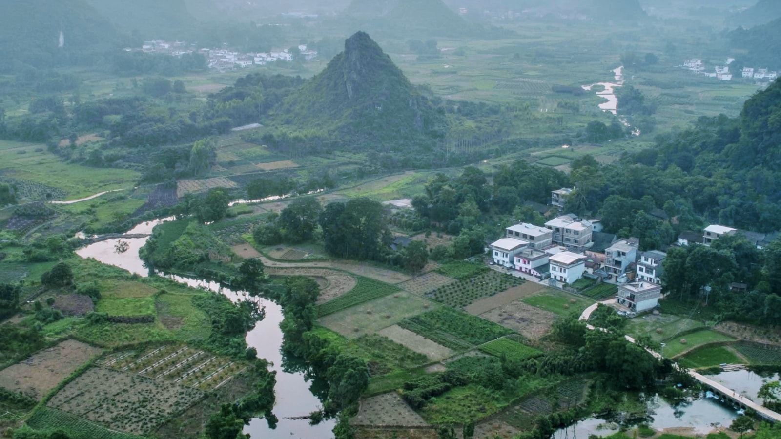Autumn Mountains: Huangshan & Guilin in the Golden Season (2026) — cover photo