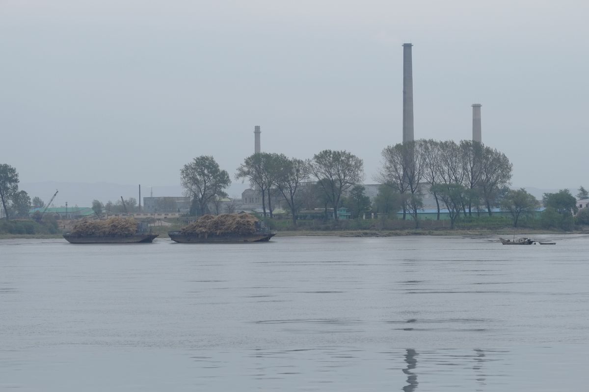 File:2016-10-13 Yalu River in Dandong (North Korea side).jpg