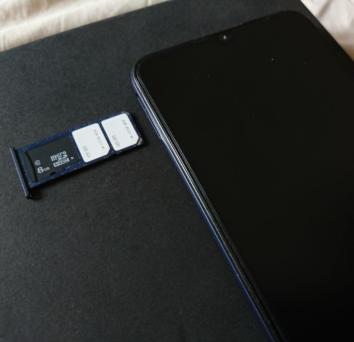File:Dual SIM on modern smartphone.png