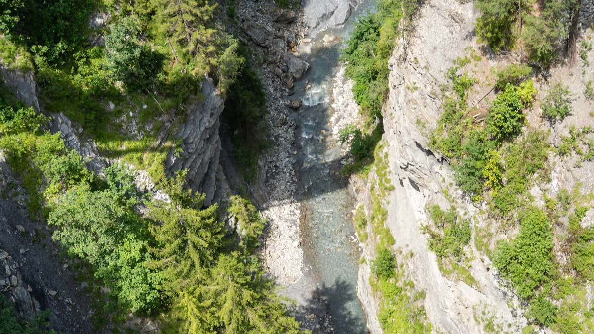 The Yangtze on the gorge floor at Tiger Leaping Gorge
