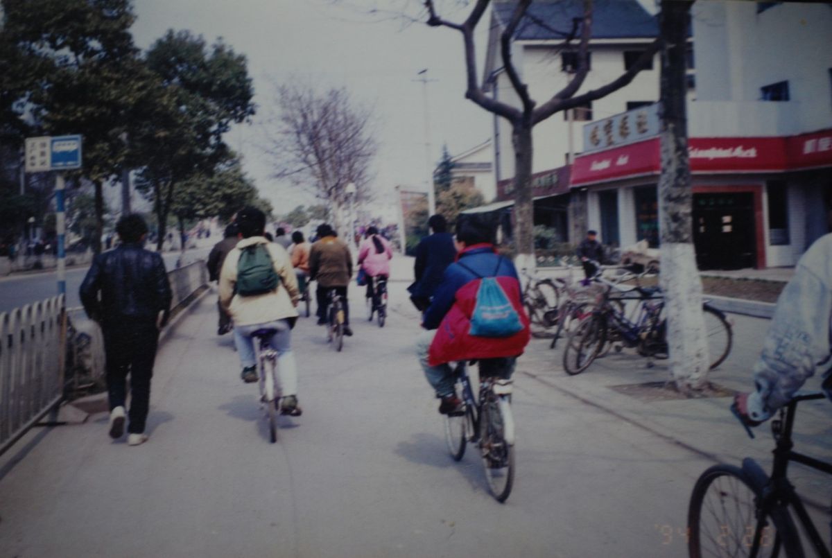 File:Bicycle traffic lane,Suzhou,China.jpg