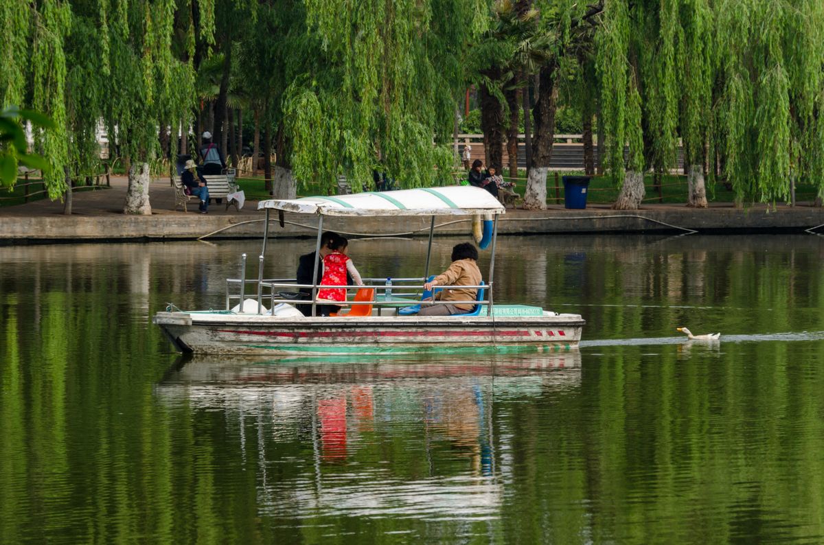 File:55408-Kunming-Green-Lake-Park.jpg