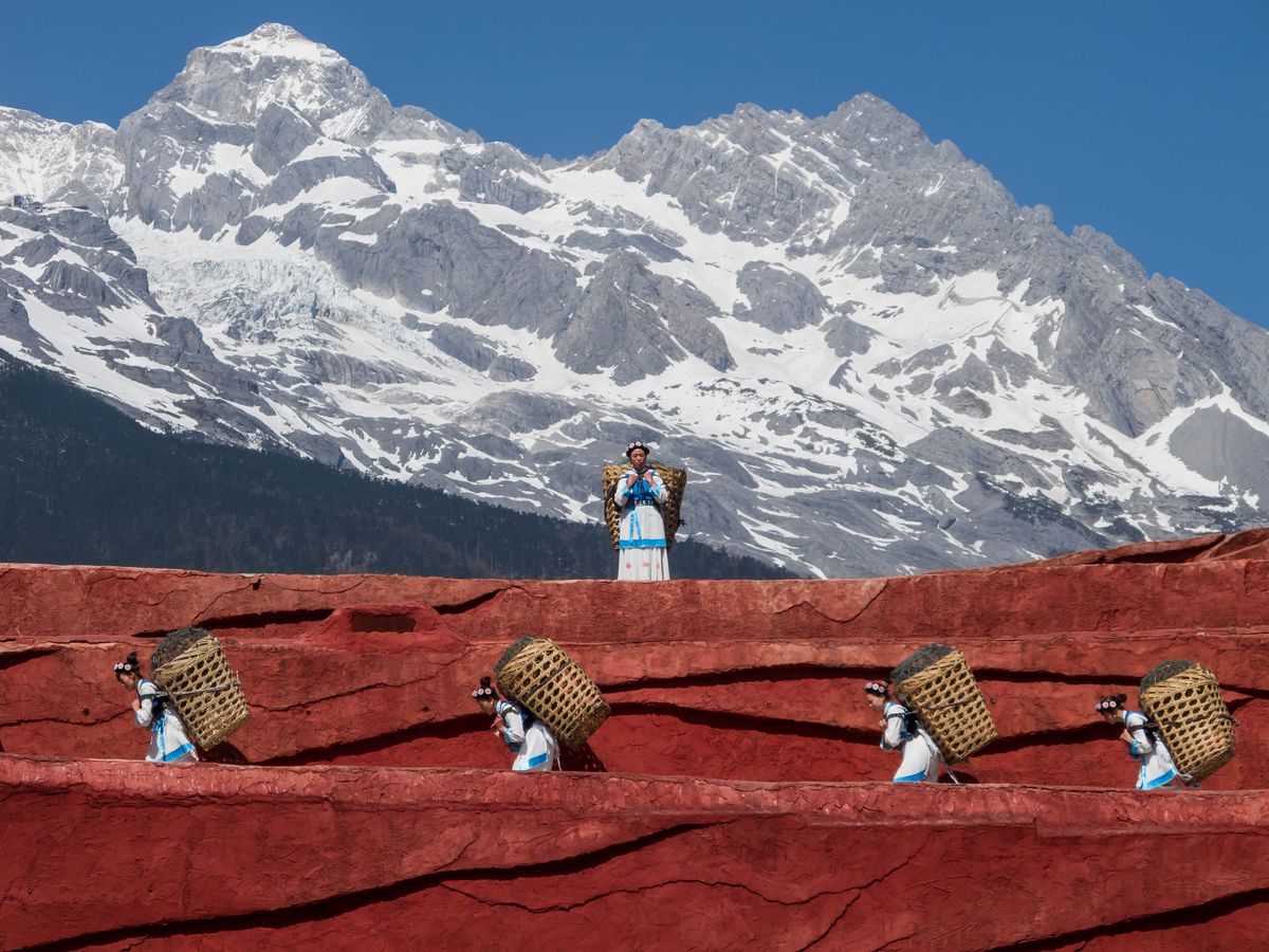 File:Lijiang Yunnan China-Naxi-people-carrying-baskets-01.jpg