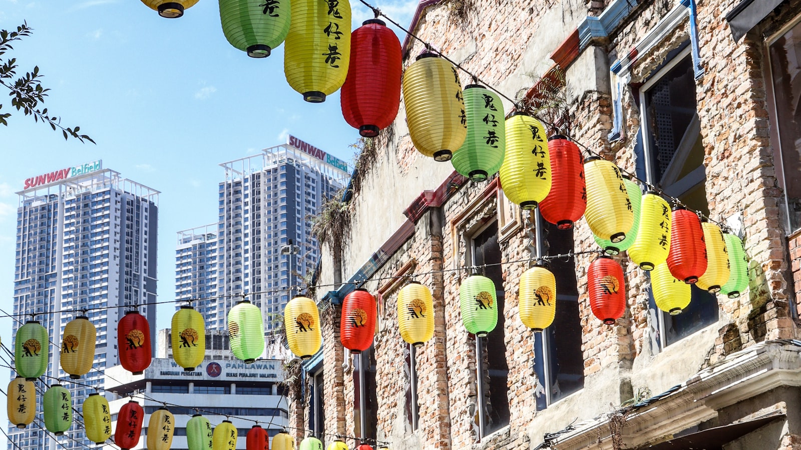Mid-Autumn Festival in China: Mooncakes & Lanterns (2026) — cover photo
