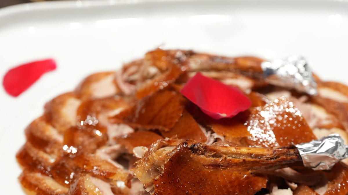 Sliced Peking duck with pancakes and hoisin sauce