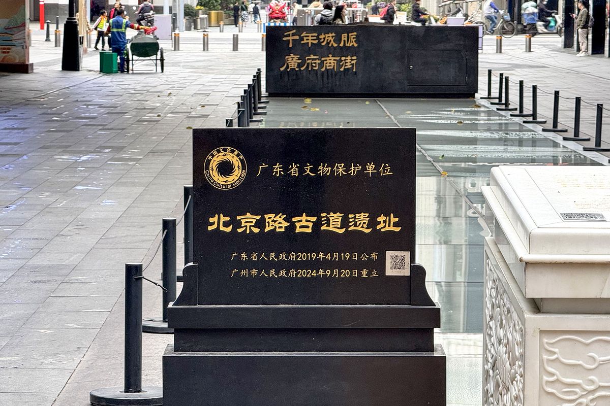 File:5707-Linxia-City-traffic-policeman.jpg