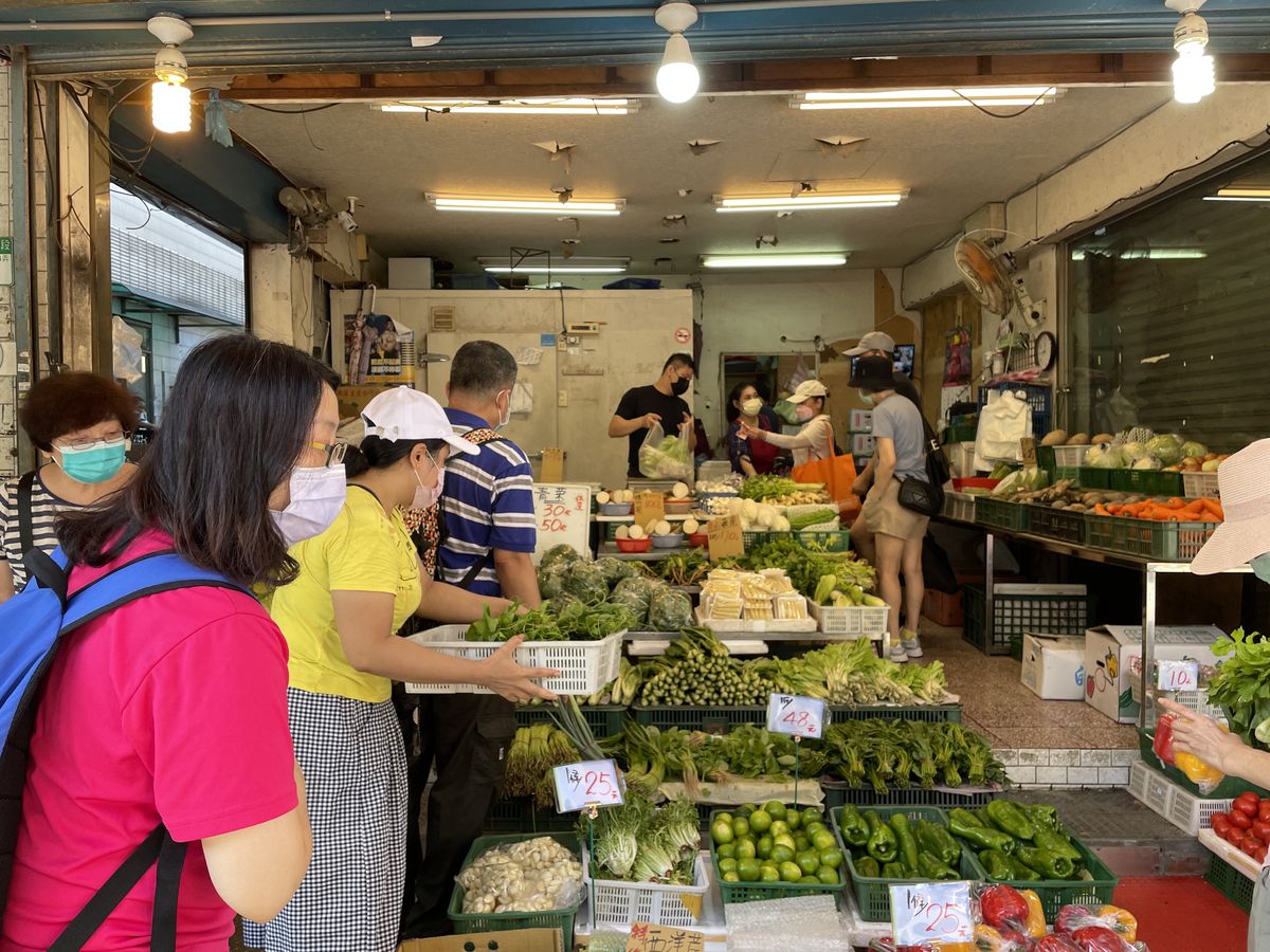 File:At a Fruit and Vegetable Market in Taihoku 1938-1942 01.jpg
