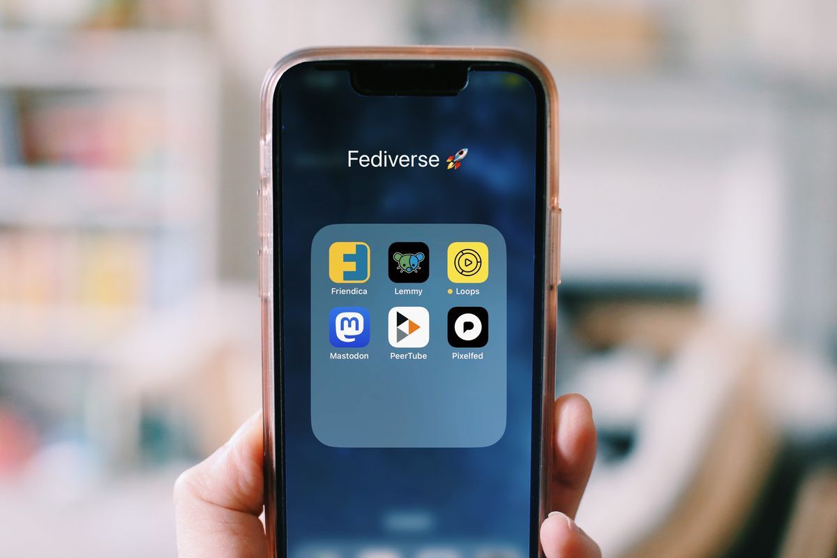 File:Fediverse smartphone apps (photo by Elena Rossini).jpg