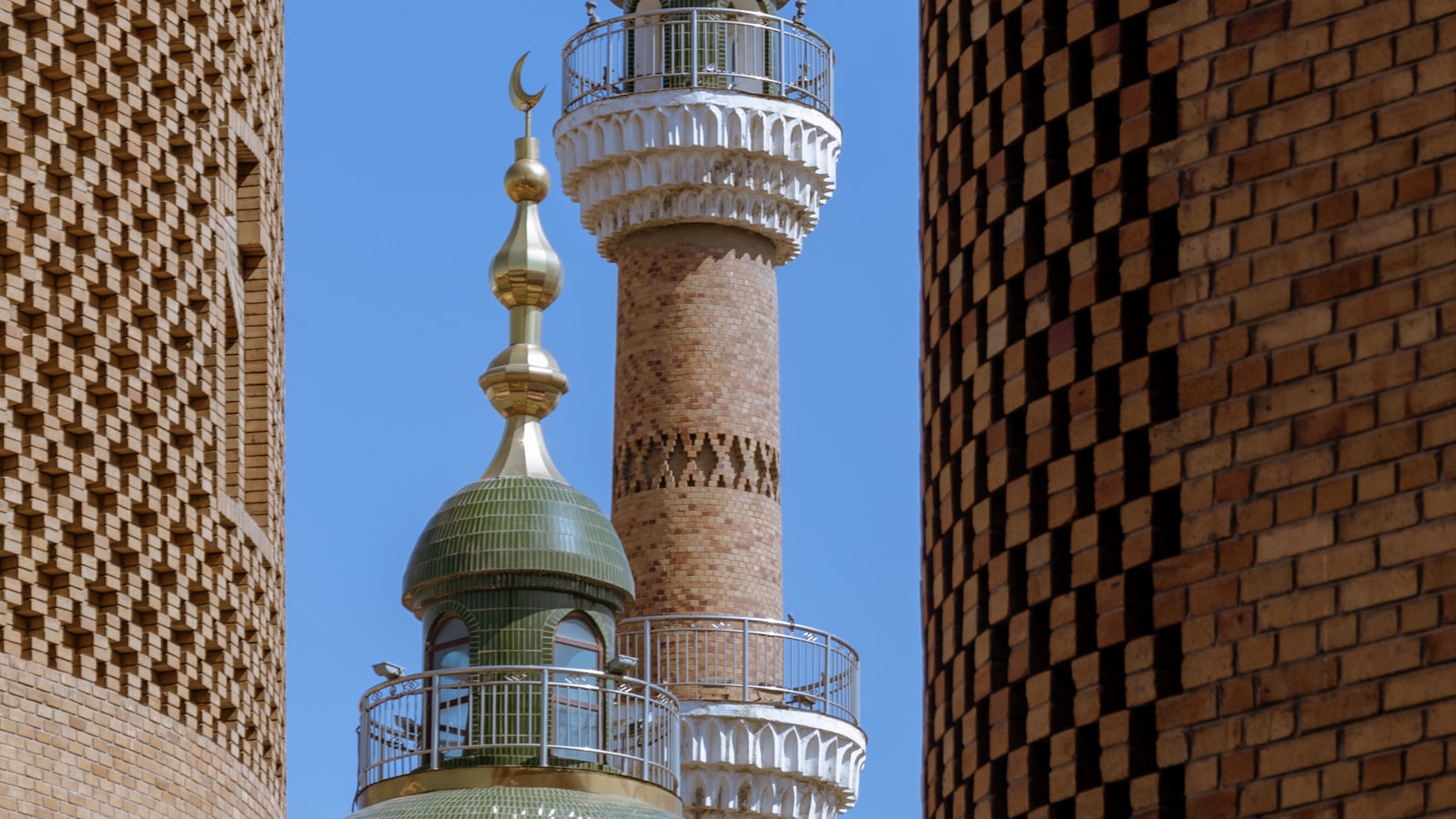Urumqi Travel Guide (2026): Tianshan, Bazaar & Silk Road — cover photo