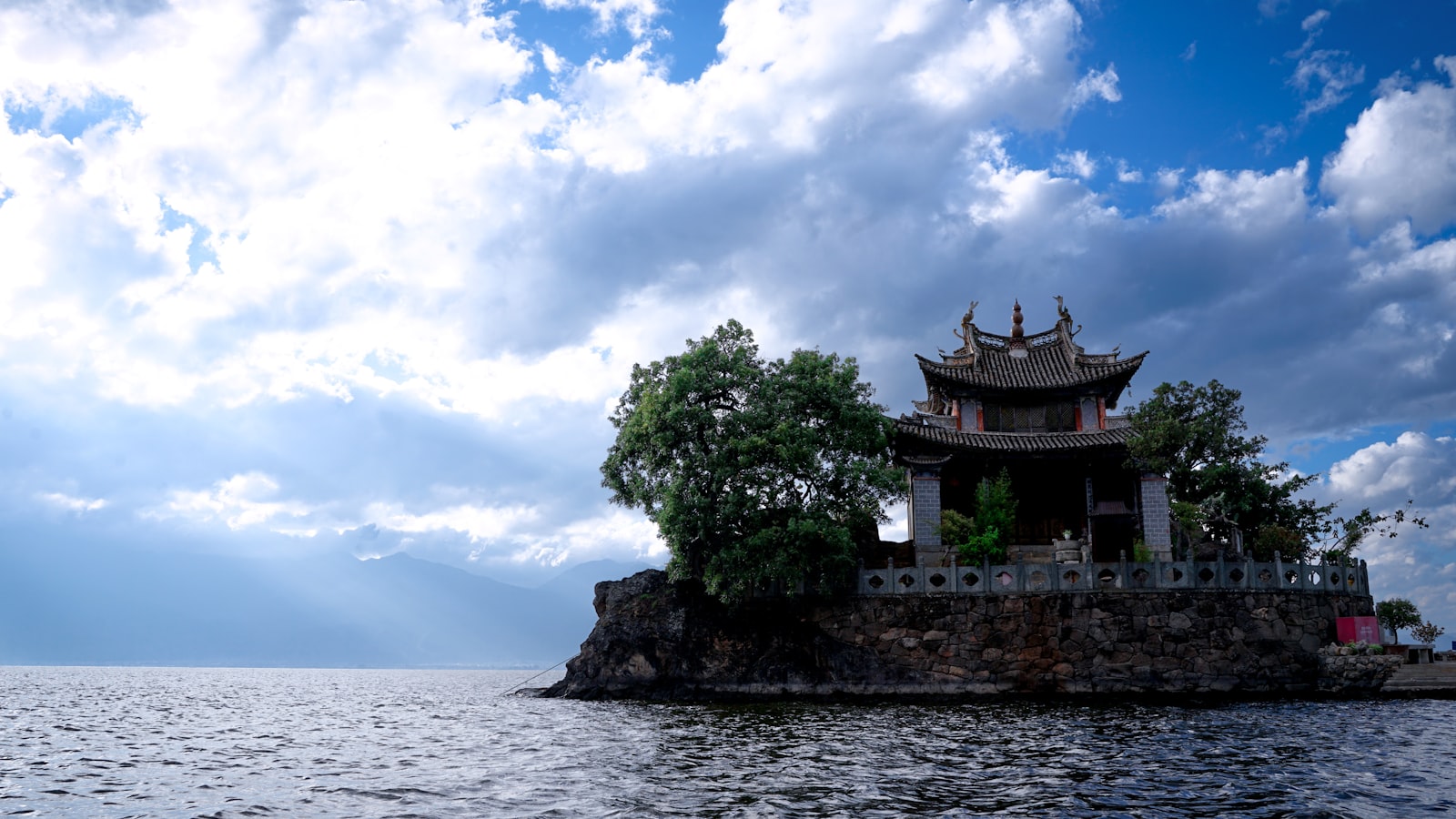 Wuxi Travel Guide (2026): Taihu Lake & Jichang Garden — cover photo