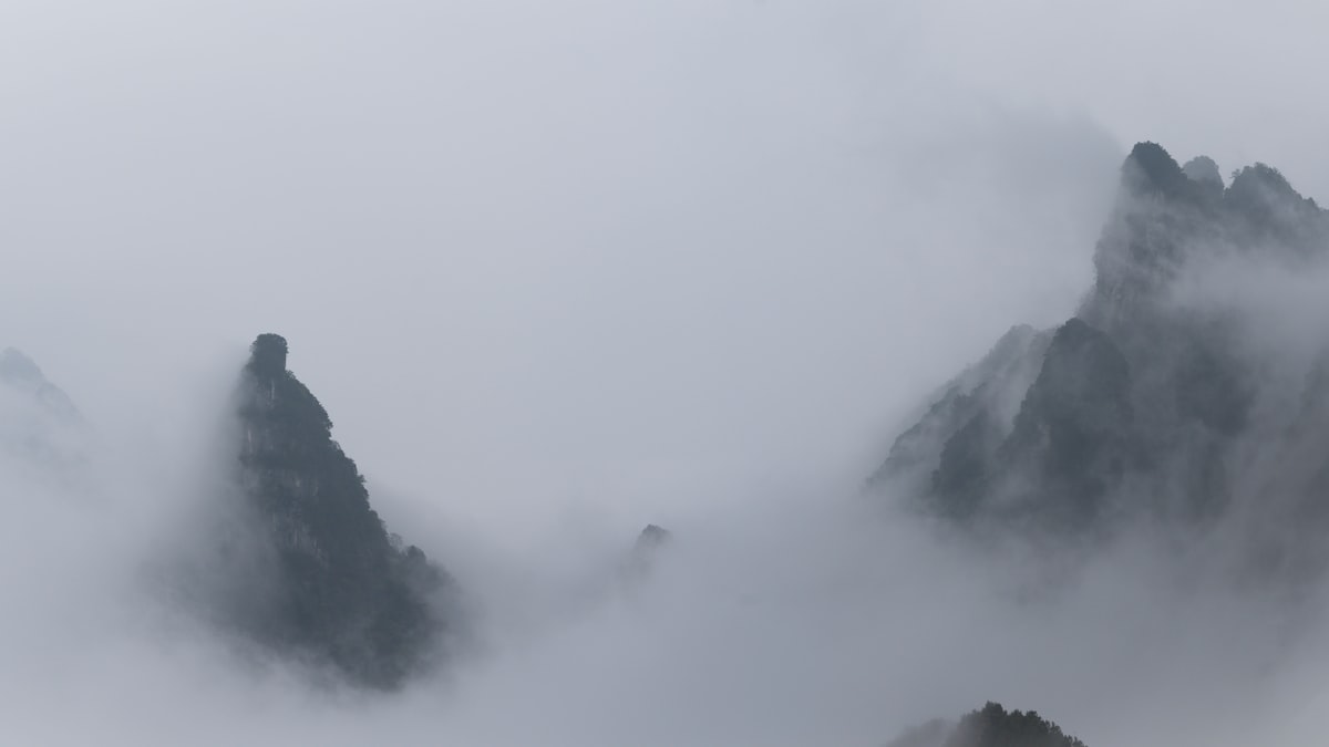 Misty peaks at Tianzi Mountain, Zhangjiajie