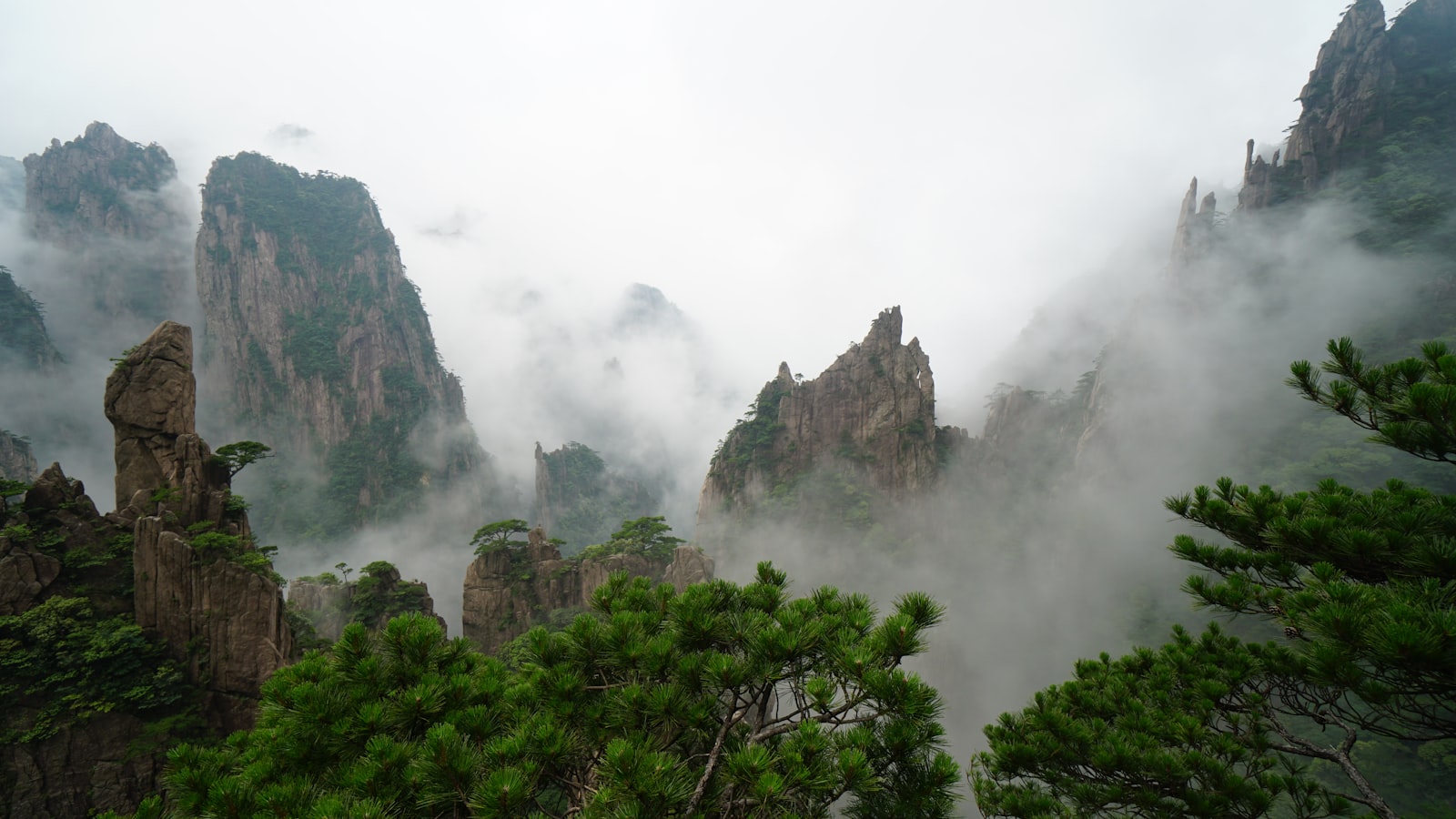 Zhengzhou Travel Guide (2026): Ancient Capital & Rail Hub — cover photo